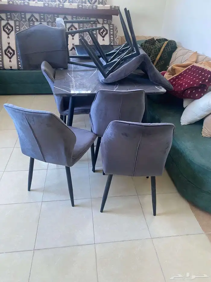 للبيع طاولة طعام و مساند ظهر و مغسلة يدين وباب خشب 4