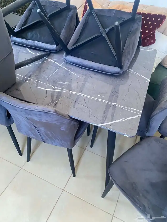 للبيع طاولة طعام و مساند ظهر و مغسلة يدين وباب خشب 2