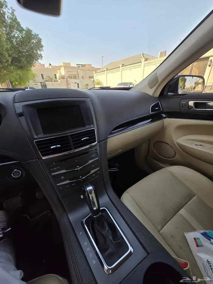 LINCOLN MKT 2015 5