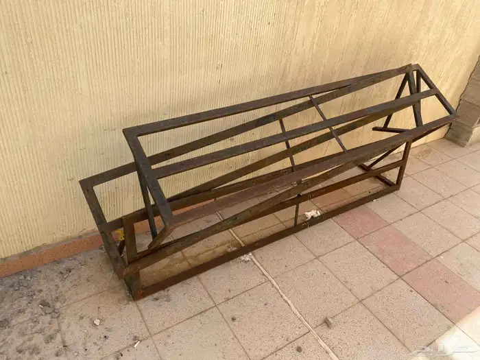 للبيع طاولة طعام و مساند ظهر و مغسلة يدين وباب خشب 5