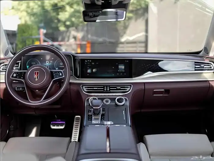 Renting a Hongqi H9 2025 5