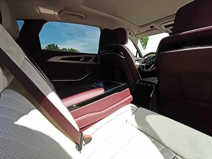 Renting a Hongqi H9 2025 9