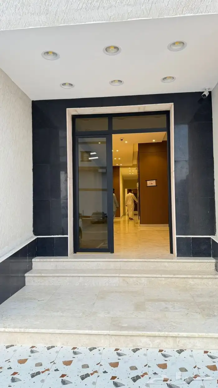 عمارة شقق عزاب للايجار و محلات _حي الحمدانية الفروسية 3
