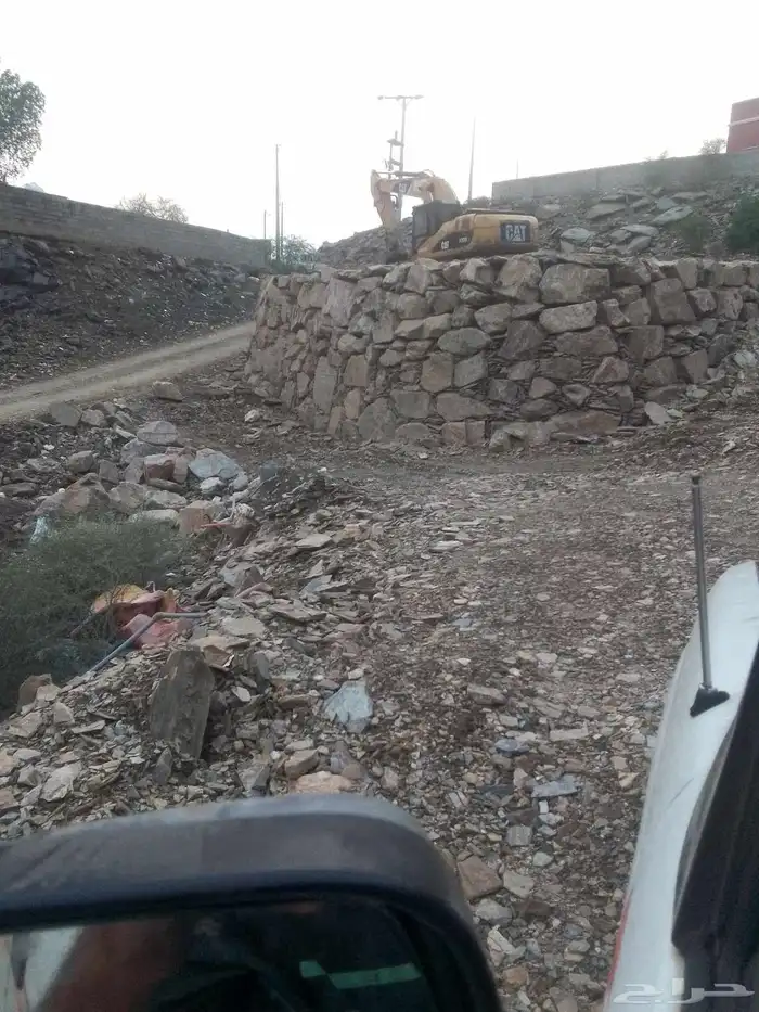 يوجد لدينا بكلين للأجار لقص الأراضي وبنيان الحجر 0