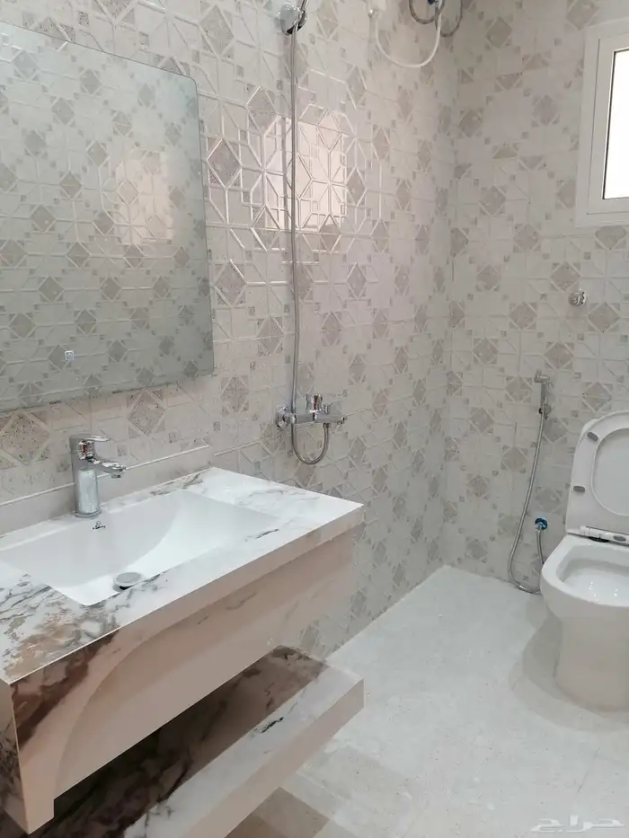 للبيع عماره دور جديد مساحته 356م بحي الملك فهد 9