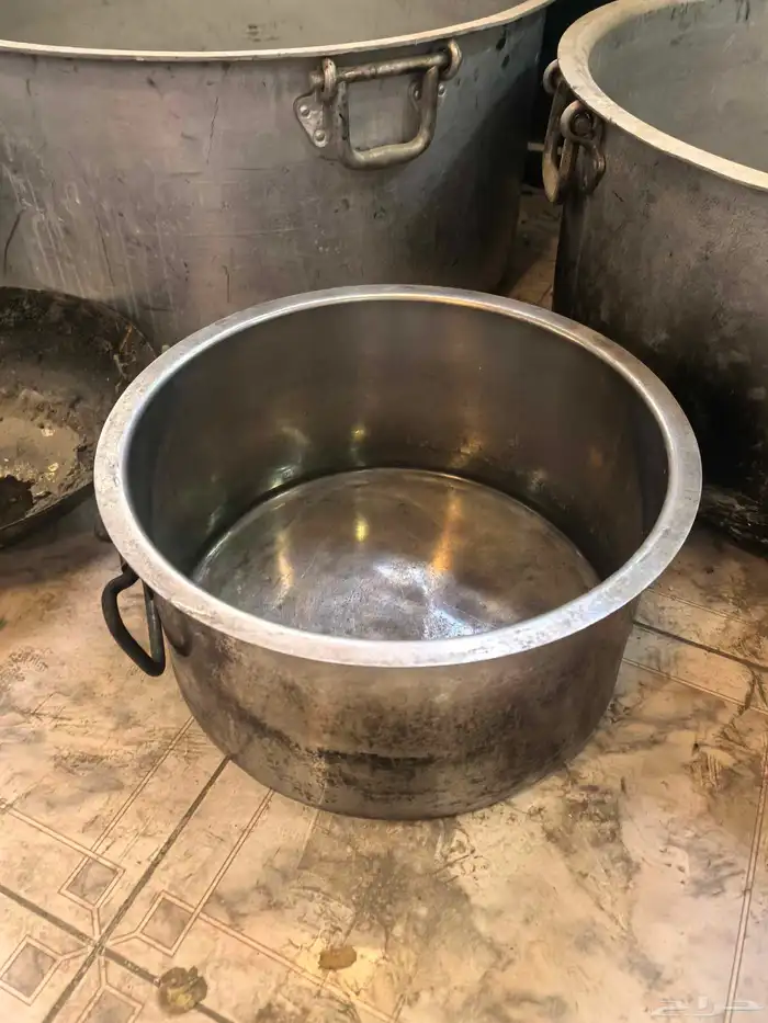 قدور مطبخ كبيره لطبخ الذبائح 2 قدور أفغانيه والباقي هنديه 1