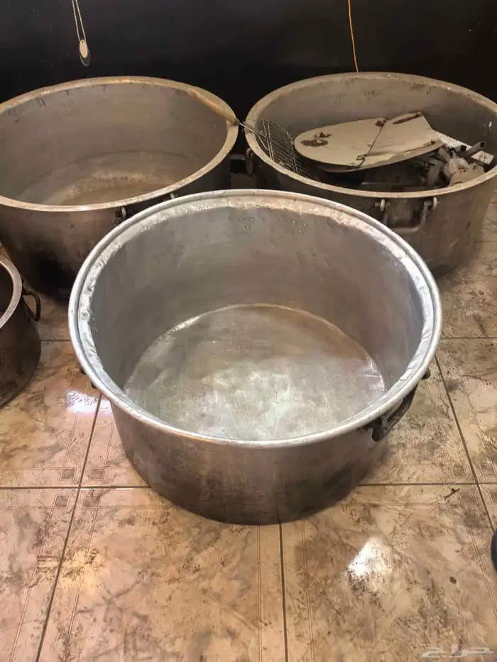 قدور مطبخ كبيره لطبخ الذبائح 2 قدور أفغانيه والباقي هنديه 2