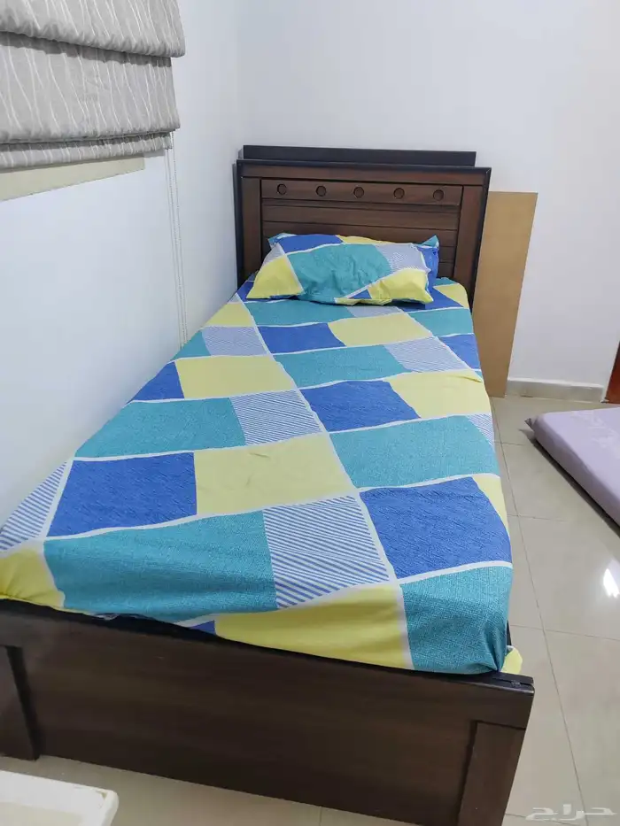 يوجد لدي سريرين هذا في الصورة و واحد ثاني نفسه بس لونه اغمق 0