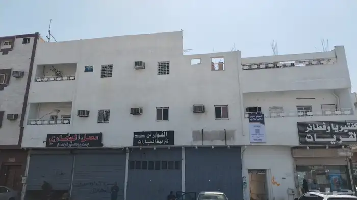 للبيع موقع تجاري سكني الزاهر شارع الحج 1