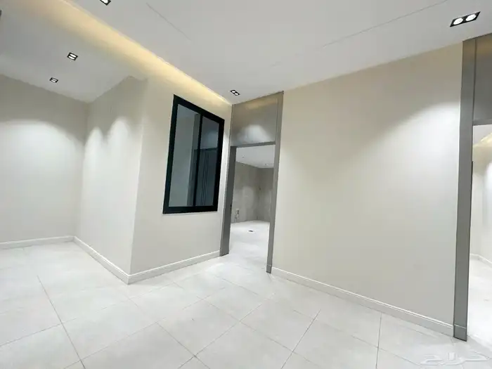 للبيع شقق ارضيه وعلويه تشطيب راقى vip خلف المطار ب 550 الف 9