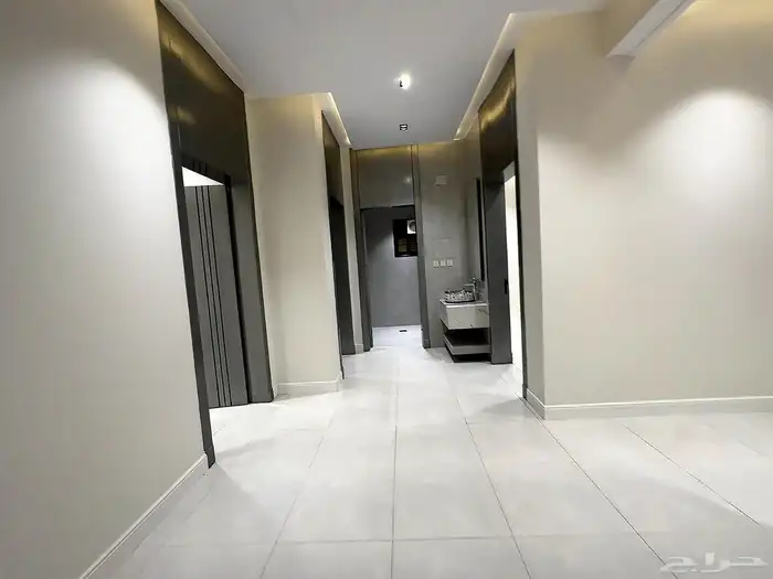 للبيع شقق ارضيه وعلويه تشطيب راقى vip خلف المطار ب 550 الف 25