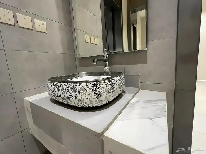 للبيع شقق ارضيه وعلويه تشطيب راقى vip خلف المطار ب 550 الف 24