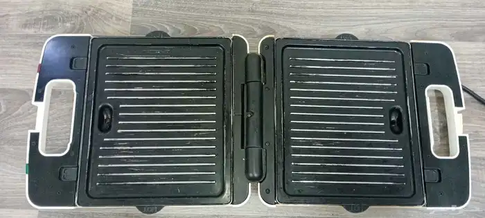 شواية شركة KENWOOD استعمال نضيف وكامل القطع معاد فيش الكهربا 2