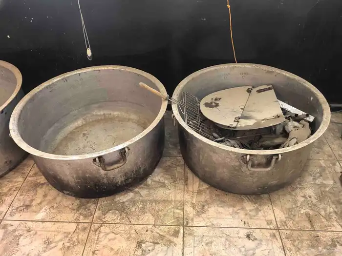 قدور مطبخ كبيره لطبخ الذبائح 2 قدور أفغانيه والباقي هنديه 6