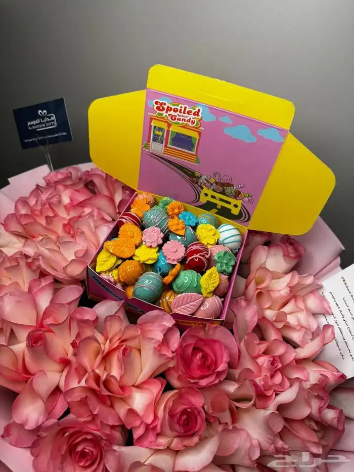 باقة ورد وردية فاخرة مع علبة كاندي فروت الملونة 0