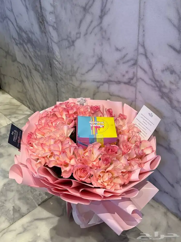 باقة ورد وردية فاخرة مع علبة كاندي فروت الملونة 1
