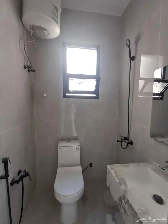 للبيع شقه مع سطح حي النظيم 3