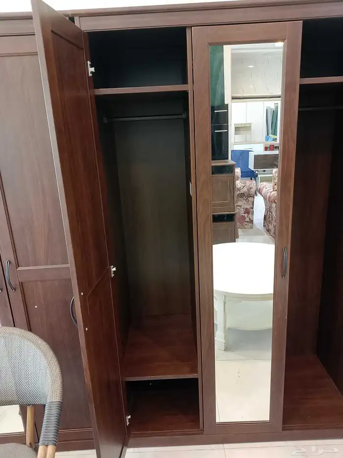 متوفرة اثنين دواليب ايكيا لون بني ثلاث ابواب جديدة 0