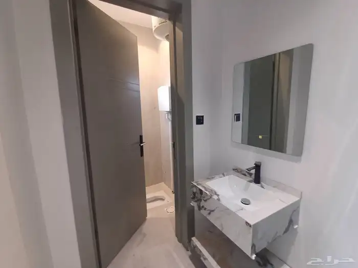 للبيع شقه مع سطح حي النظيم 4