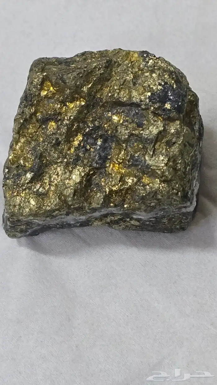 حجر طبيعي ثمين 2