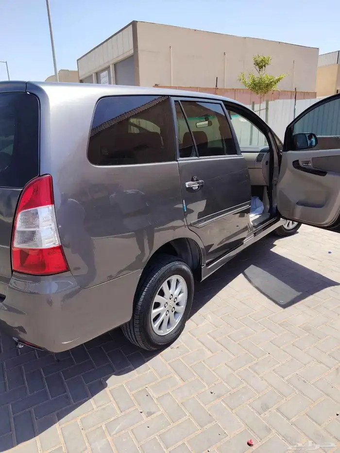 تويوتا إنوفا 2014 بحالة ممتازة 4