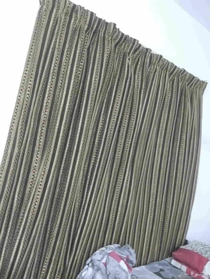 مجلس صالون بحالة جيدة مع الستارة 3