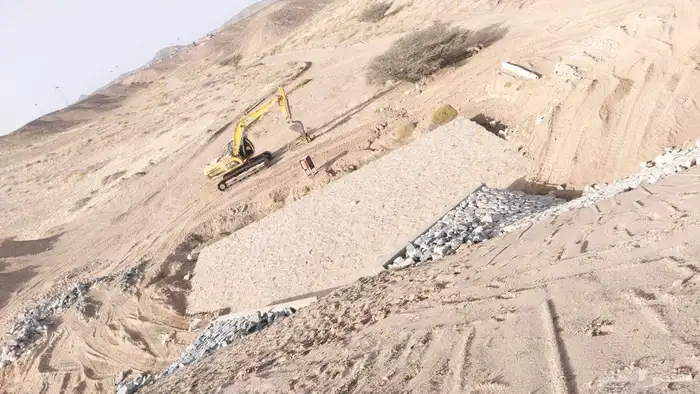 لحفر الخزانات ونخيل وتسوية الأرضية وترحيل المختلفة وللهدم با 5