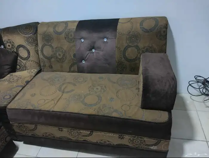 مجلس صالون بحالة جيدة مع الستارة 2