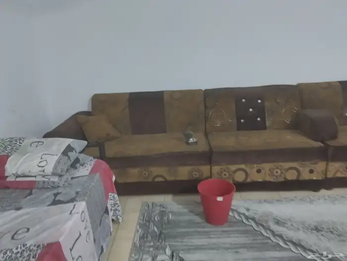 مجلس صالون بحالة جيدة مع الستارة 1