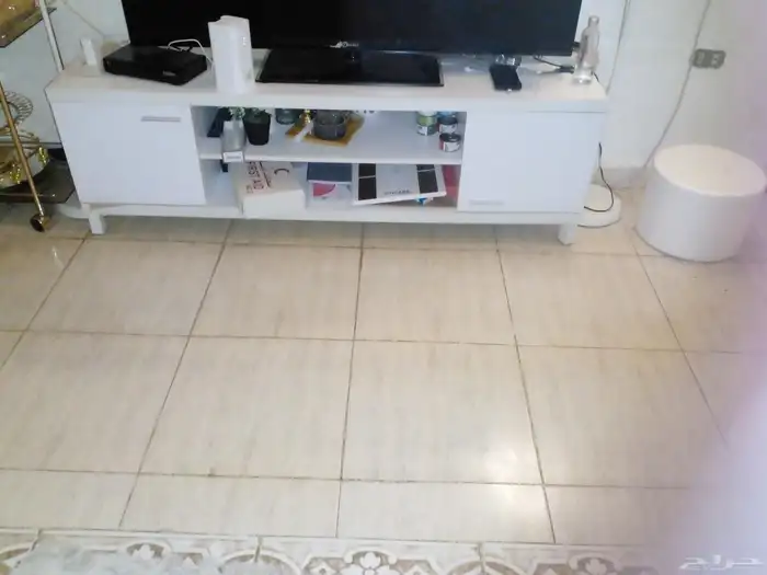 شاشه بلازمه الجي 32 بوصه  مدخل منزلي  طاوله شاشه 2