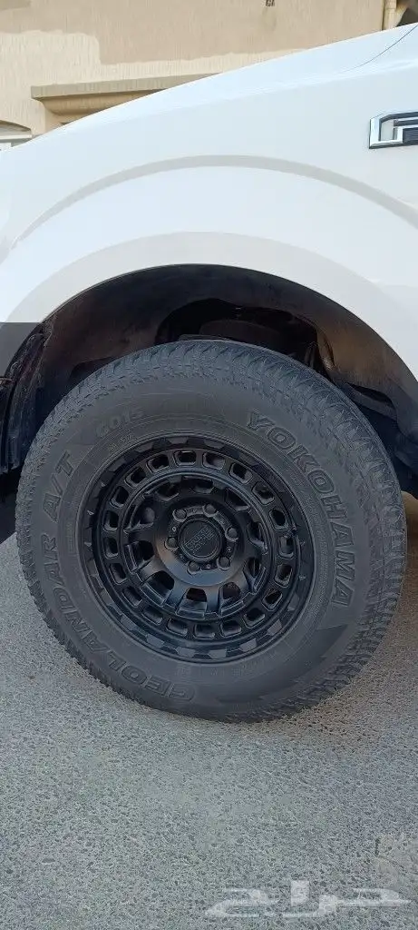 رنقات بلاك رينو مقاس 17. 6 بلوط مع تواير يوكوهاما AT 0