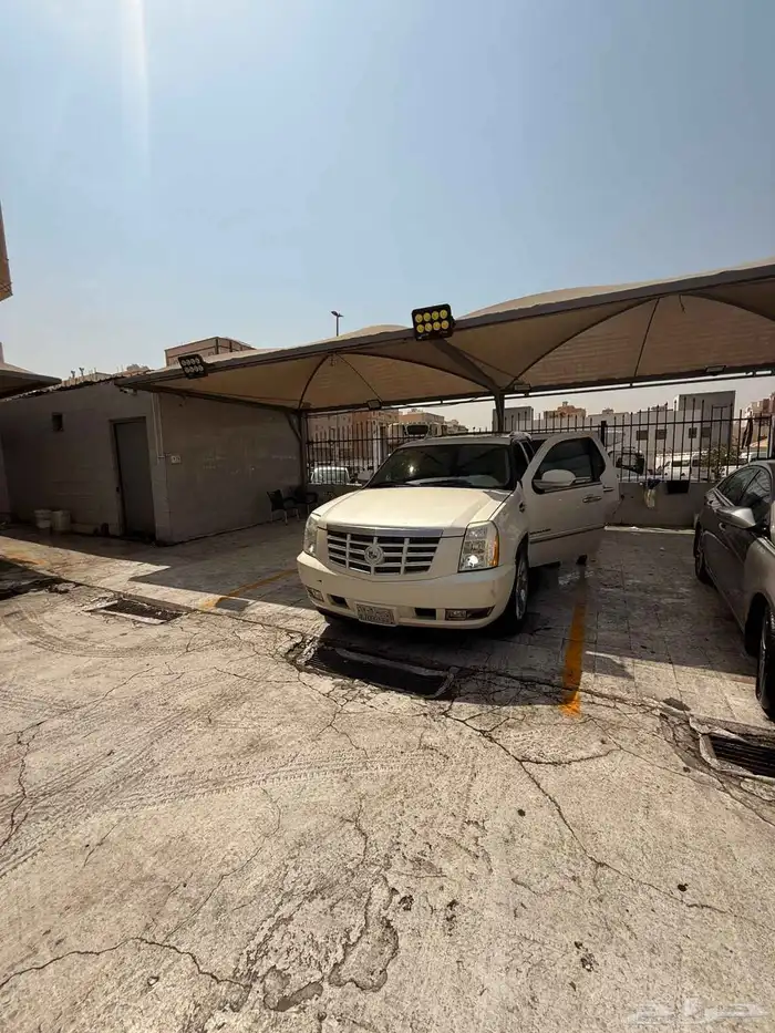 كاديلاك اسكاليد 2011 فل كاملمن باب لا باب نضيفه رش رفرف يمين 6