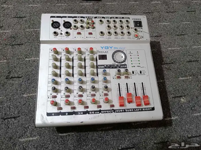 جهاز ماكسر للسماعات بالاضافه الي جهاز لا سلكي للمايك 0