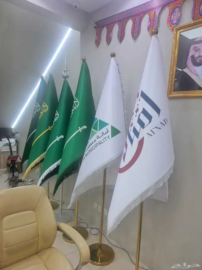 فني تركيب جميع انوع الاستيكرات واجهات جدران سيارات الرياض 1