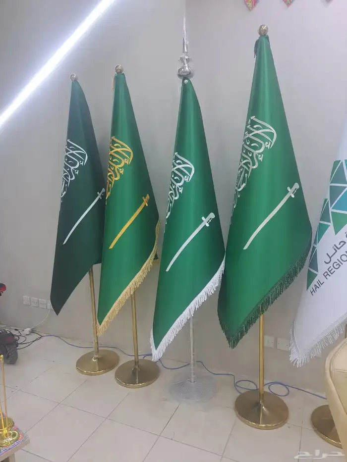 فني تركيب جميع انوع الاستيكرات واجهات جدران سيارات الرياض 2