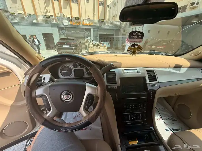 كاديلاك اسكاليد 2011 فل كاملمن باب لا باب نضيفه رش رفرف يمين 2