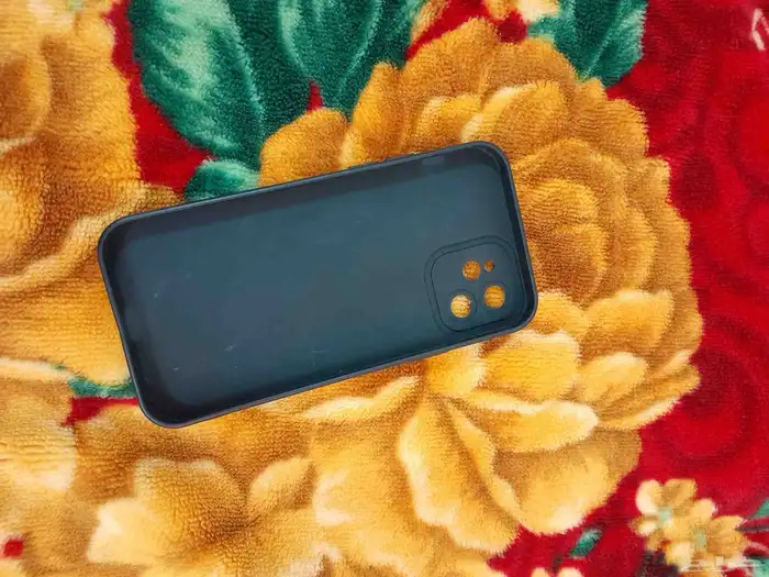 كفرات للبيع ايفون 12 كل الكفرات تمام وبحاله ممتازه مع حامي 11