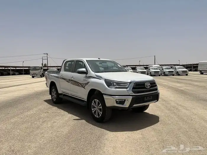 تويوتا هايلوكس بنزين فل كامل 2025 1
