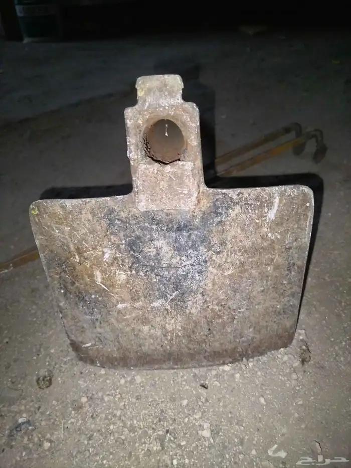 مسحاة حديد نضيفه وملقاط 0