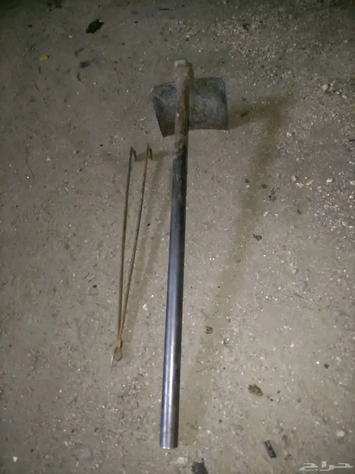 مسحاة حديد نضيفه وملقاط 1