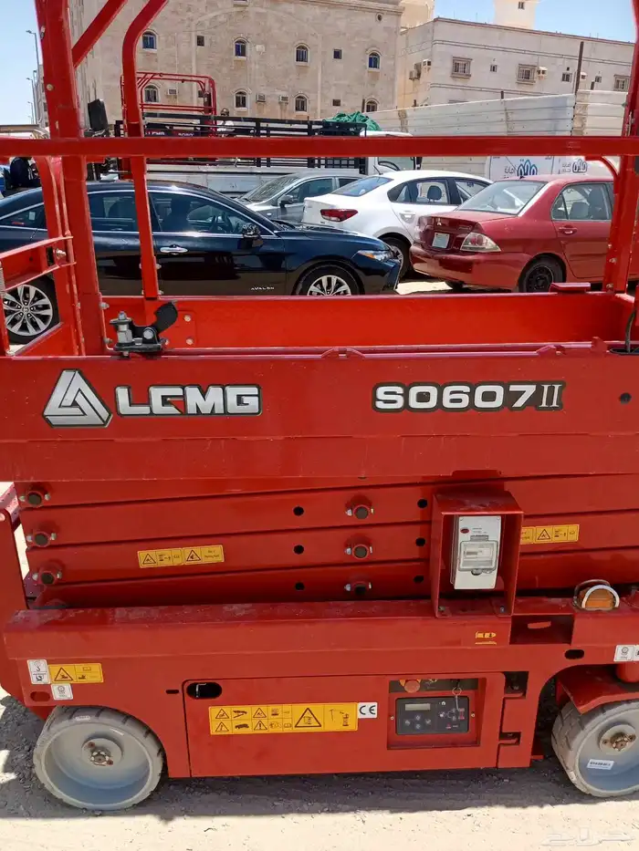 سيزر لفت كهرباء جميع الارتفاعات  رافعة مقصية   براند LGMG 1