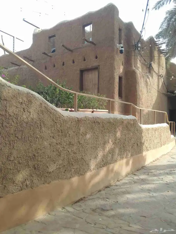 اعمال تراثية بنا با الطين وتليوسات وسقف جريد واثل 1