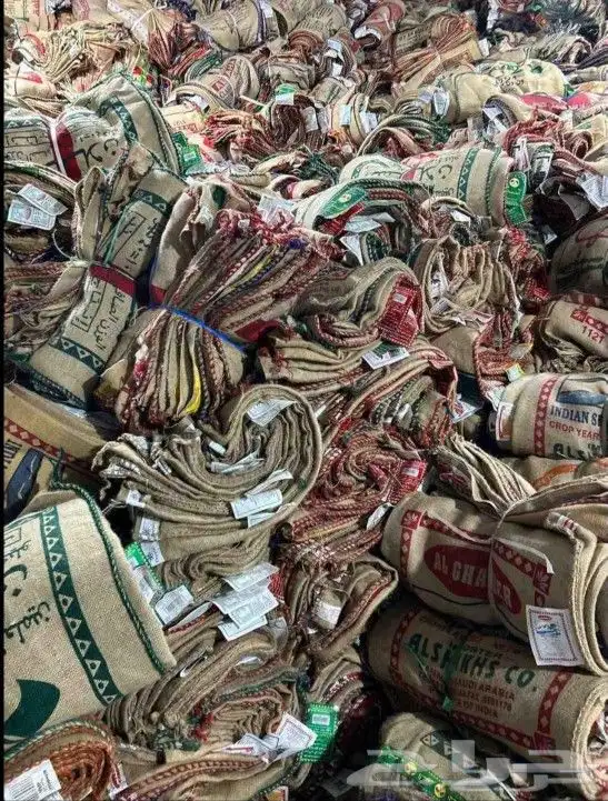 عندي شوايل فاضيه من حق الرز 40 كيلو للبيع وعندي تنك زيت فاضي 3