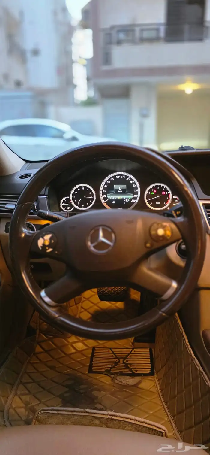 مرسيدس E200 2013 نظيفة و عالشرط 23