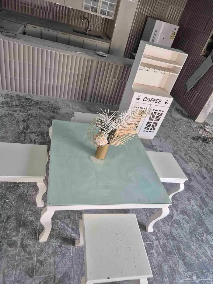 طاوله طعام تتكون من ثمانيه كراسي مع طاوله خدمه مع بوفيه للبي 1