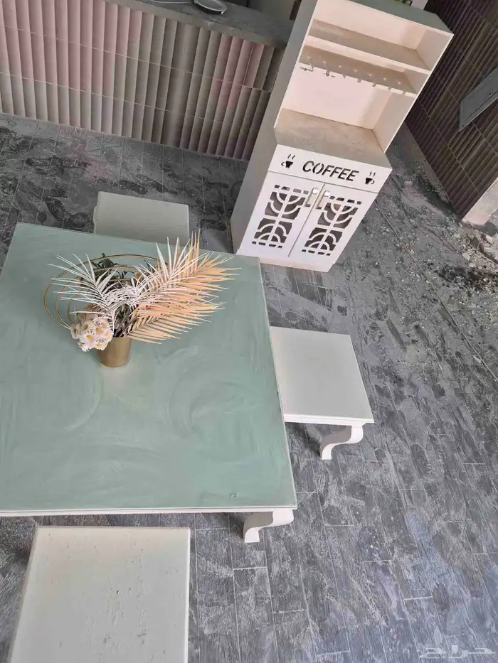 طاوله طعام تتكون من ثمانيه كراسي مع طاوله خدمه مع بوفيه للبي 2