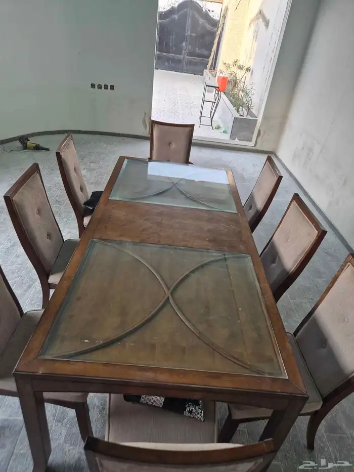 طاوله طعام تتكون من ثمانيه كراسي مع طاوله خدمه مع بوفيه للبي 3