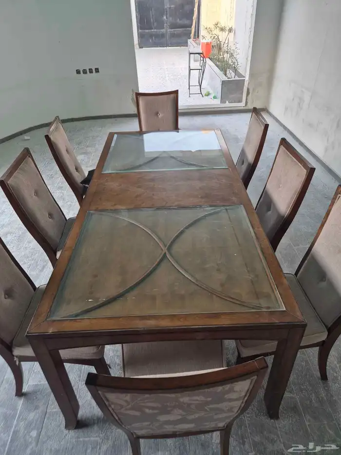 طاوله طعام تتكون من ثمانيه كراسي مع طاوله خدمه مع بوفيه للبي 0