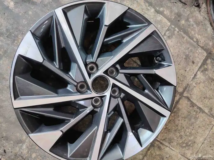 جنوط توسان موديل 2023 اصليه نظيفه مقاس 18..عدد اربع جنوط 2