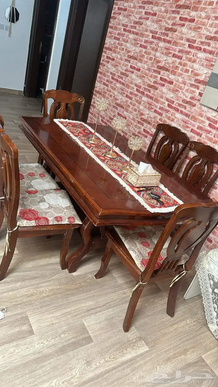 طاولة طعام و طقم كنب 0